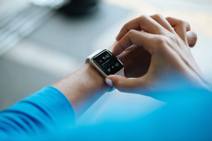 can you use a smartwatch with iphone