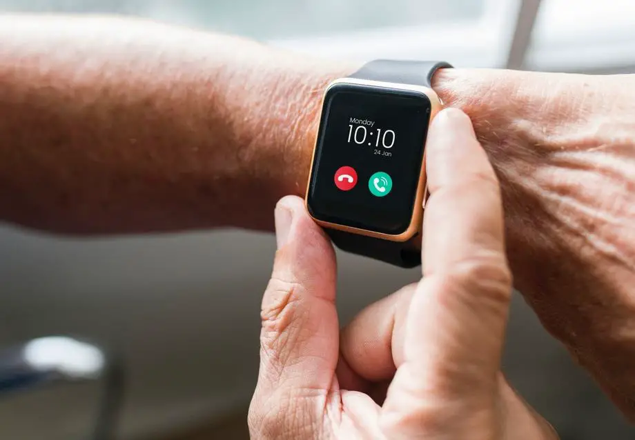 smartwatches-that-can-make-and-answer-calls-incoming-call